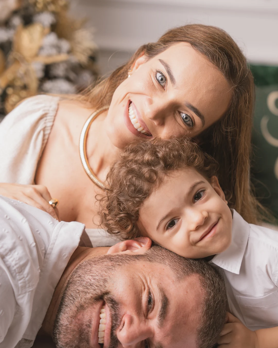Mãe, filho e pai deitados, retrato próximo