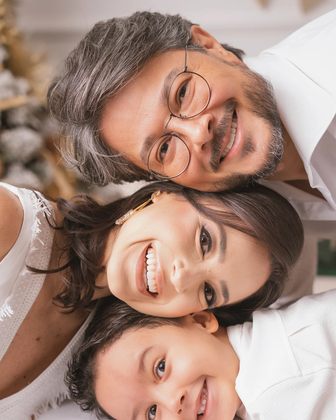 Avô, mãe e filho, retrato próximo