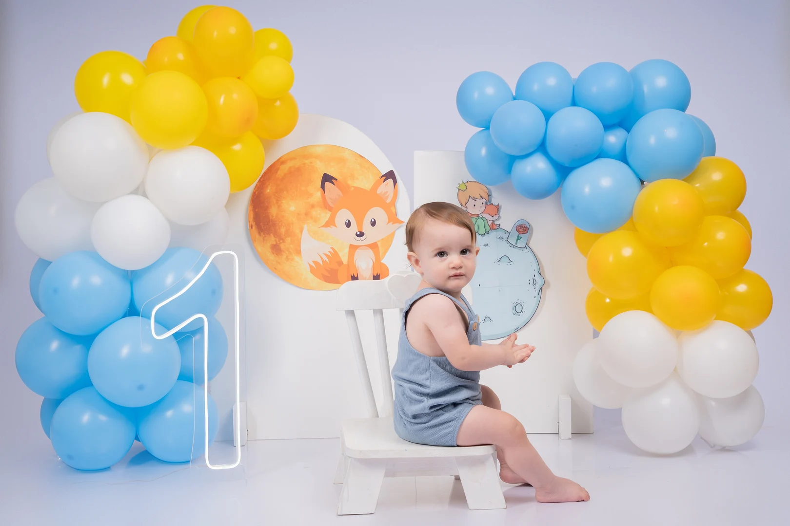 Bebê sentado diante do bolo, tema O Pequeno Príncipe